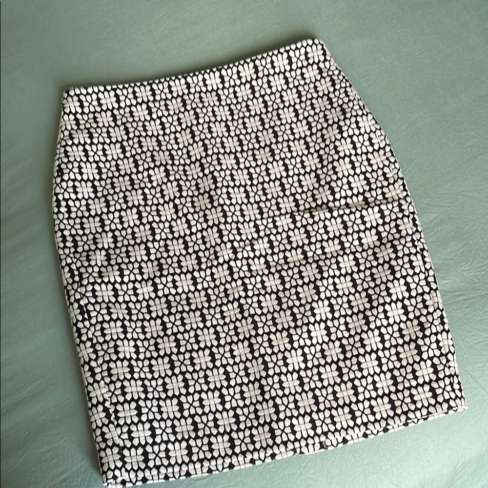 Elegant Black and Cream White Geometric Print Pencil Skirt